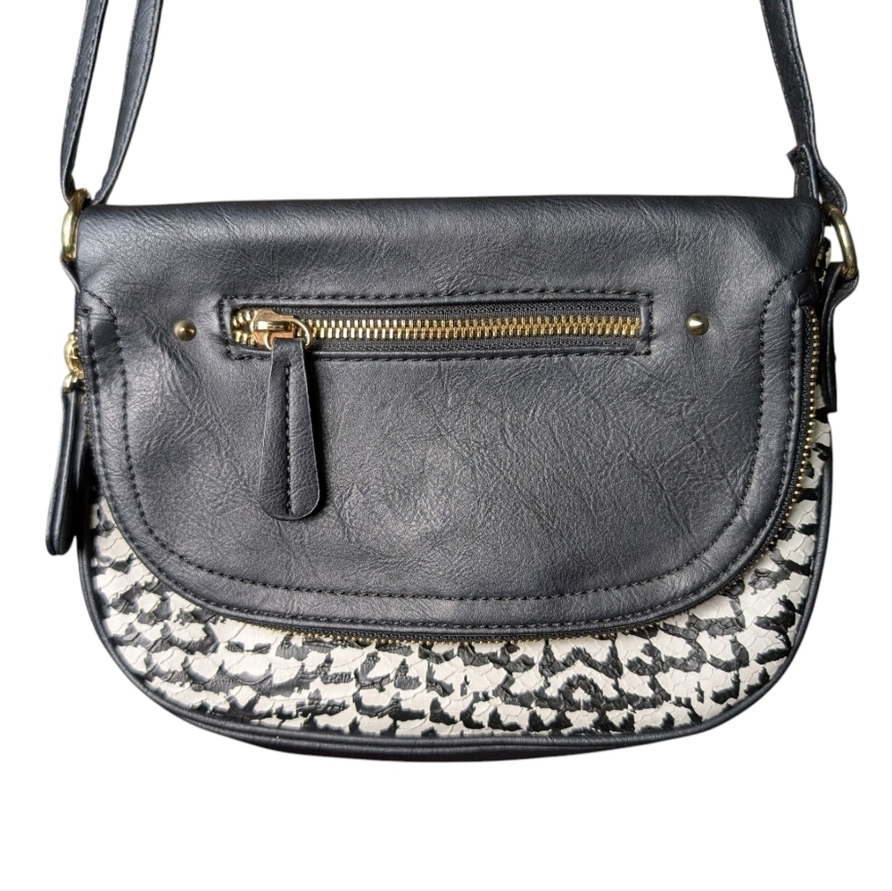 Like New Apt. 9 Black and White Crossbody Bag Hidden Front Zipper Pocket Flap